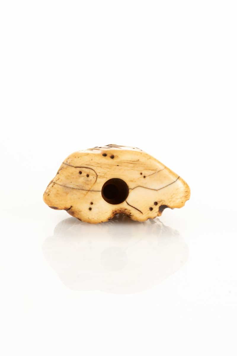 Netsuke in avorio raffigurante una scimmia su una roccia-photo-3