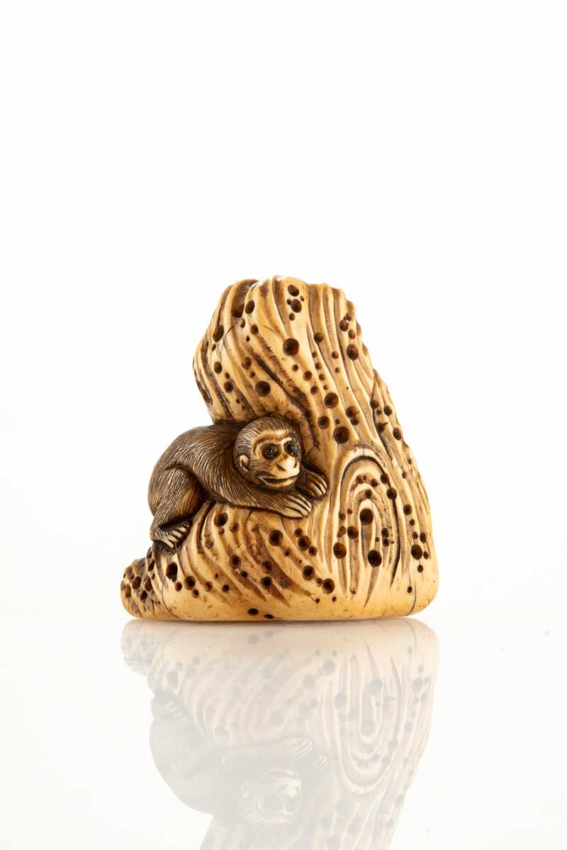 Netsuke in avorio raffigurante una scimmia su una roccia