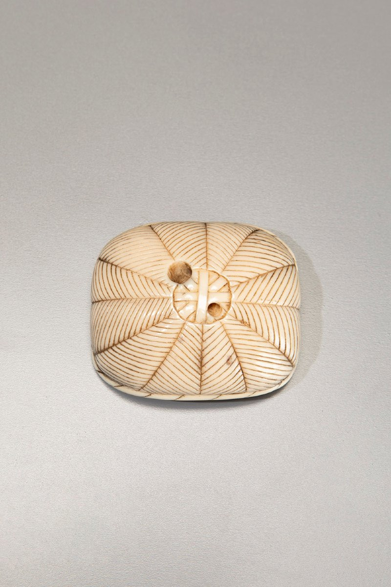 Netsuke in avorio raffigurante un cesto di pesci-photo-2