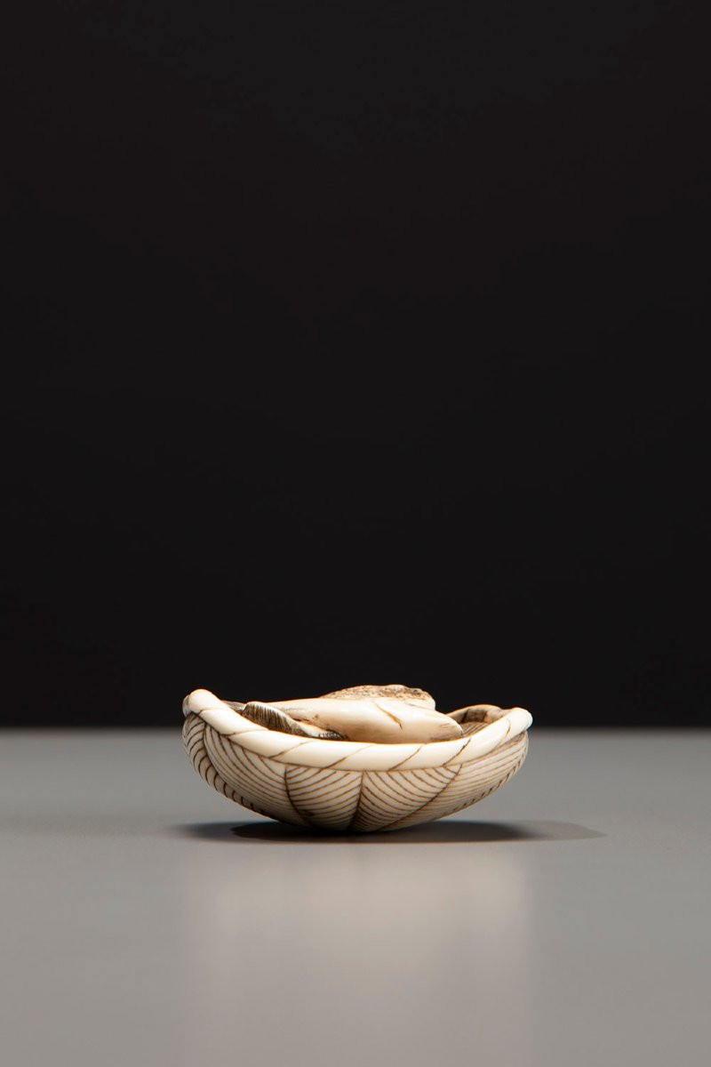 Netsuke in avorio raffigurante un cesto di pesci-photo-3