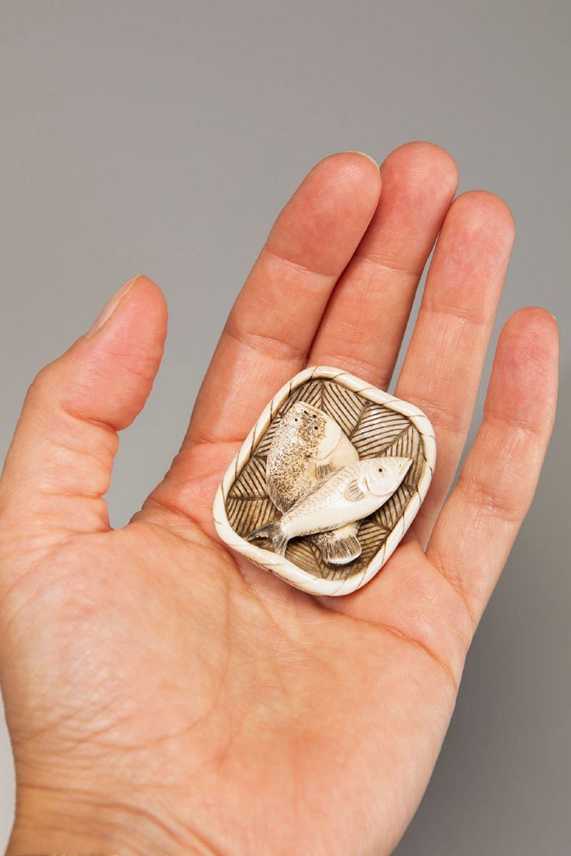 Netsuke in avorio raffigurante un cesto di pesci-photo-4