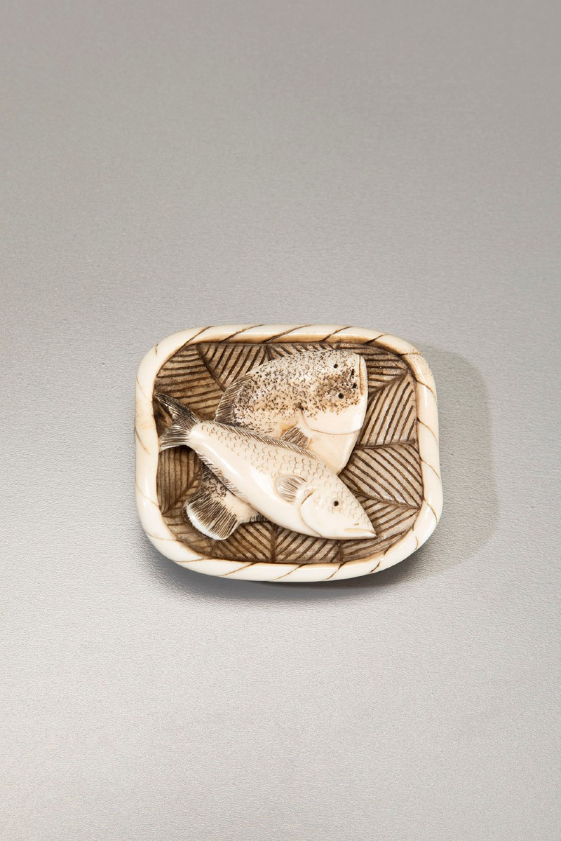 Netsuke in avorio raffigurante un cesto di pesci