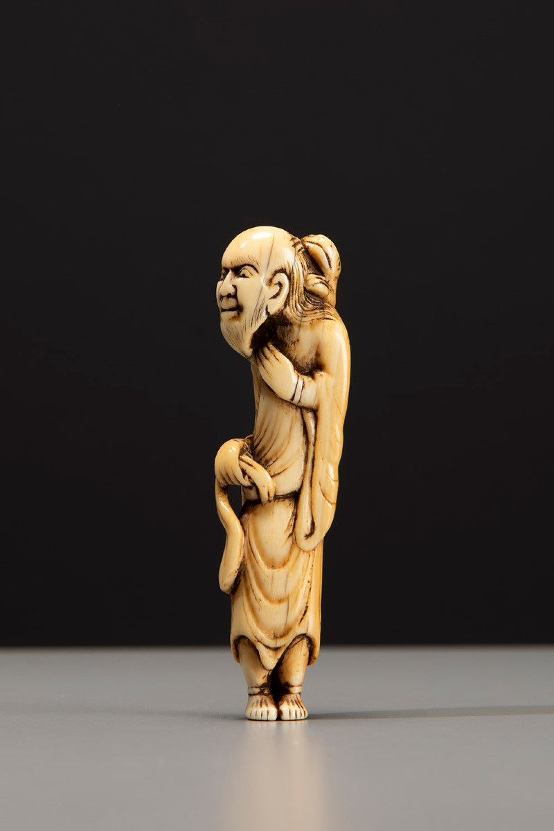 Netsuke in avorio raffigurante Gama Sennin con rospo
