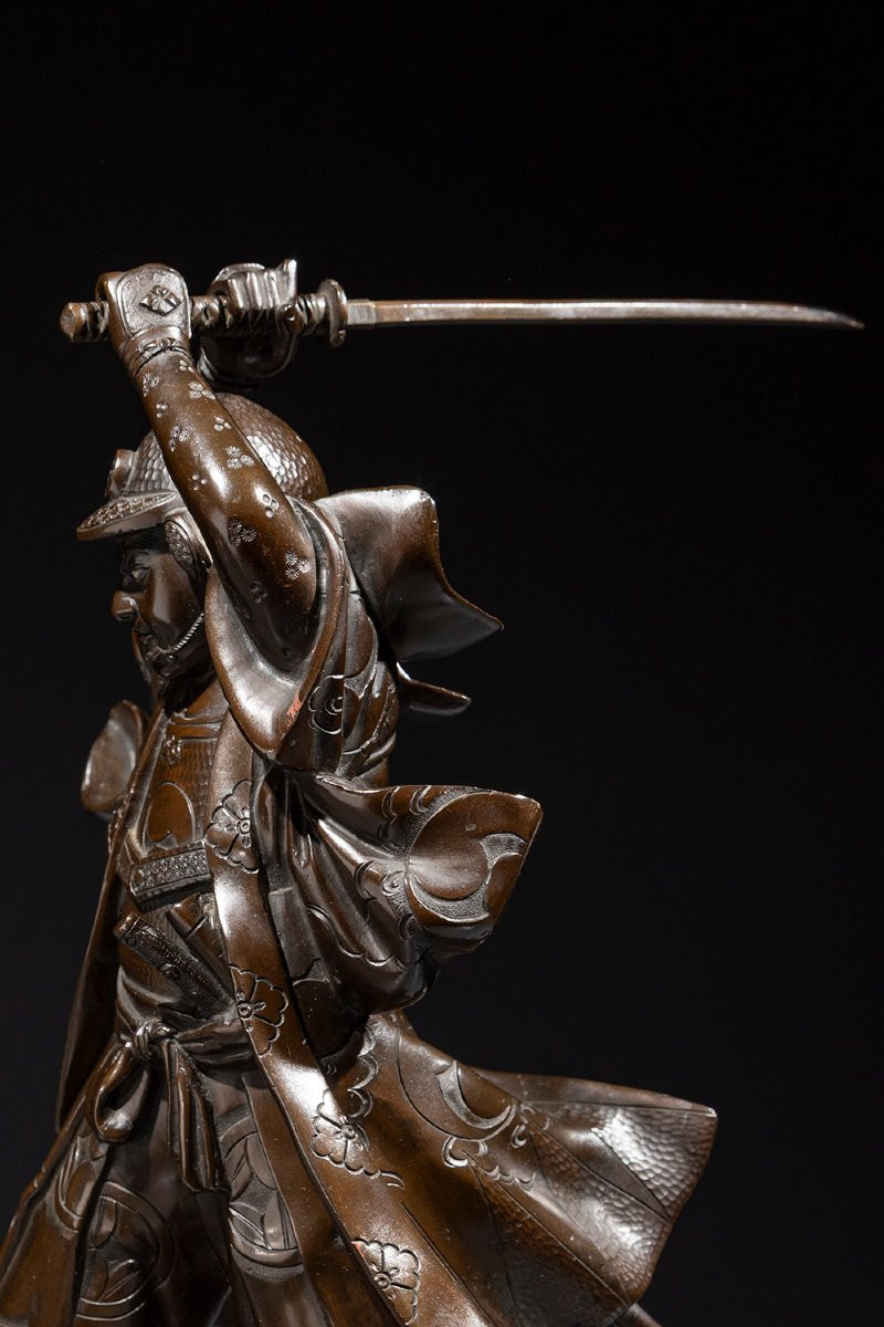 Okimono in bronzo raffigurante un samurai con la katana sguainata, firmato Yoshimitsu-photo-2