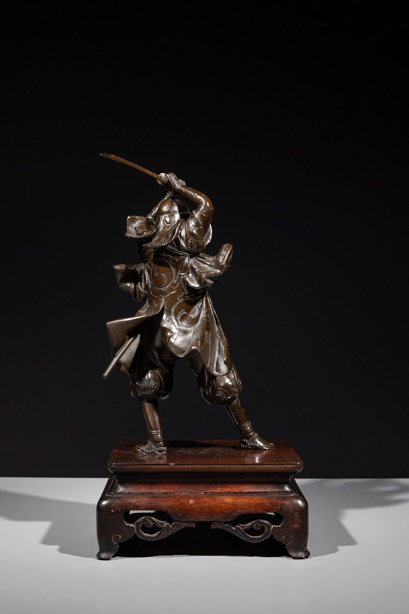 Okimono in bronzo raffigurante un samurai con la katana sguainata, firmato Yoshimitsu-photo-4