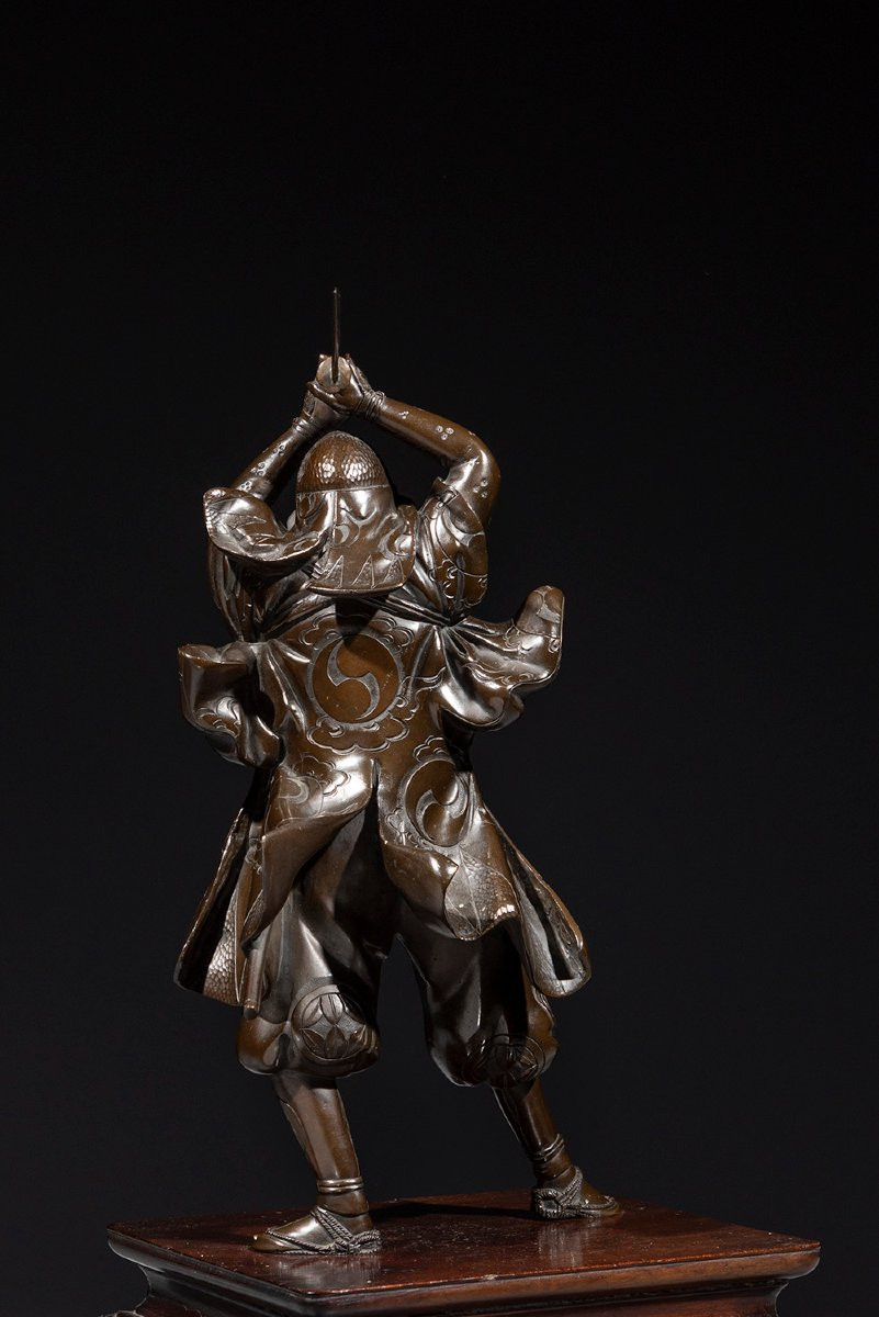 Okimono in bronzo raffigurante un samurai con la katana sguainata, firmato Yoshimitsu-photo-2