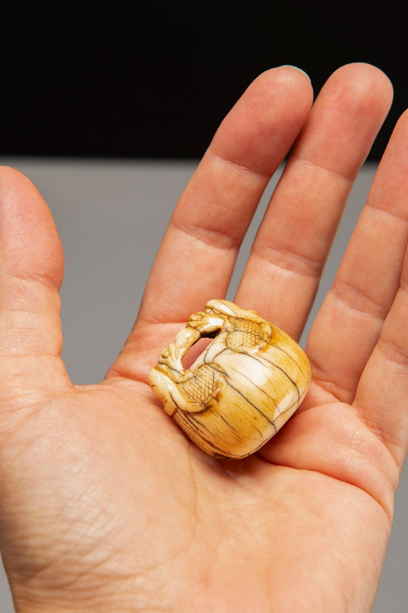 Netsuke in avorio raffigurante un mokugyo con due teste di drago e sacro gioello buddista-photo-2