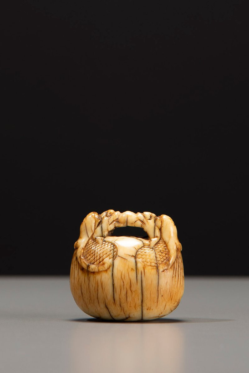 Netsuke in avorio raffigurante un mokugyo con due teste di drago e sacro gioello buddista-photo-3