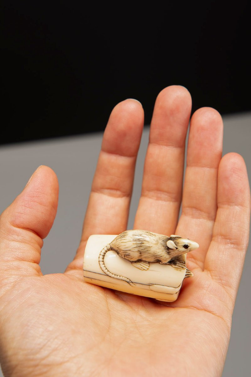 Netsuke in avorio raffigurante un topo su una candela rovesciata-photo-1