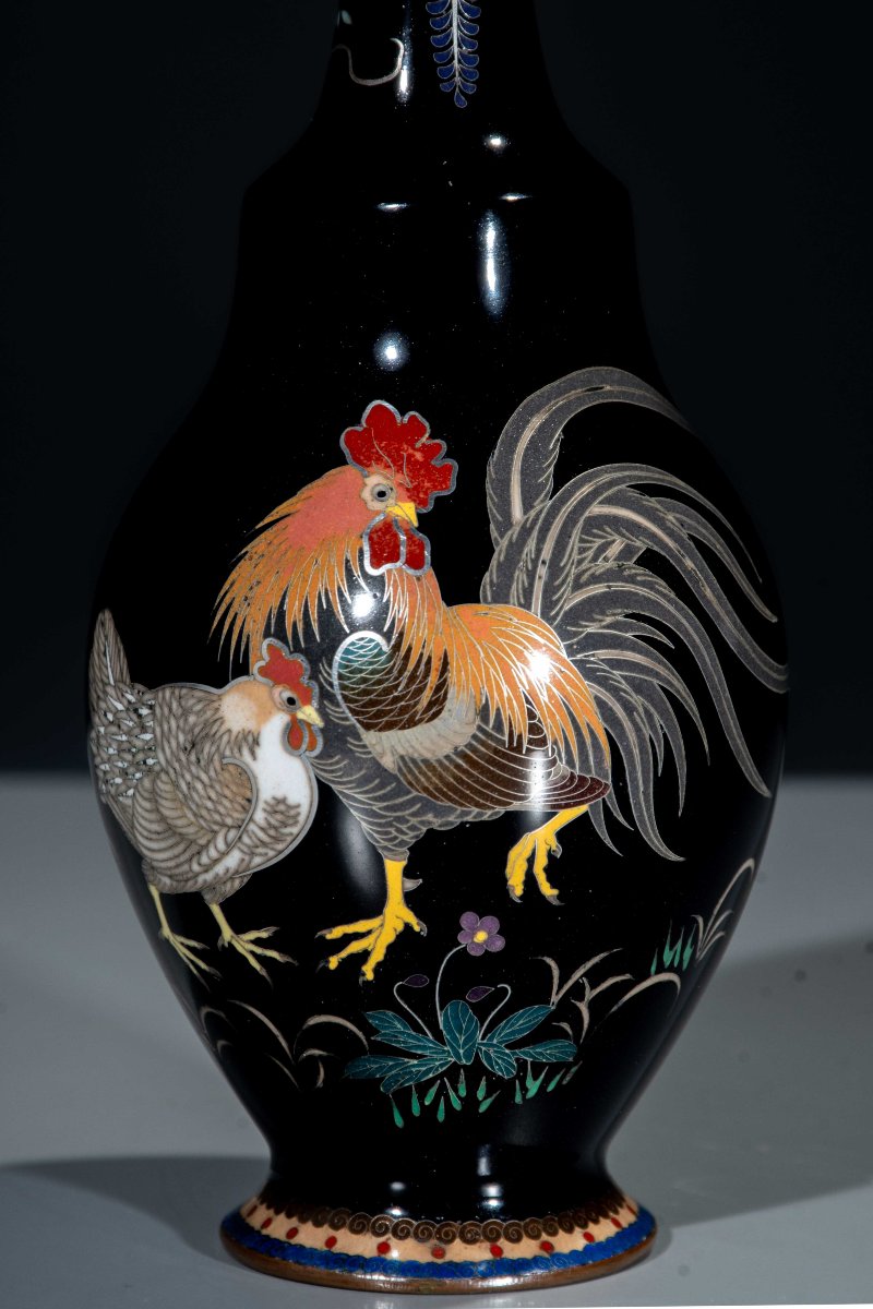 Vaso giapponese cloisonné con gallo e gallina su fondo blu scuro-photo-1