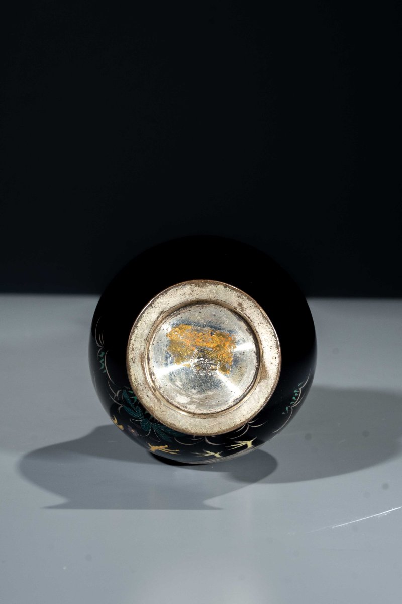 Vaso giapponese cloisonné con gallo e gallina su fondo blu scuro-photo-3