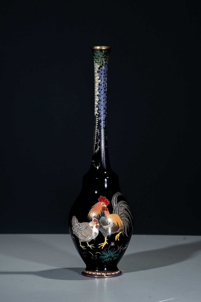Vaso giapponese cloisonné con gallo e gallina su fondo blu scuro