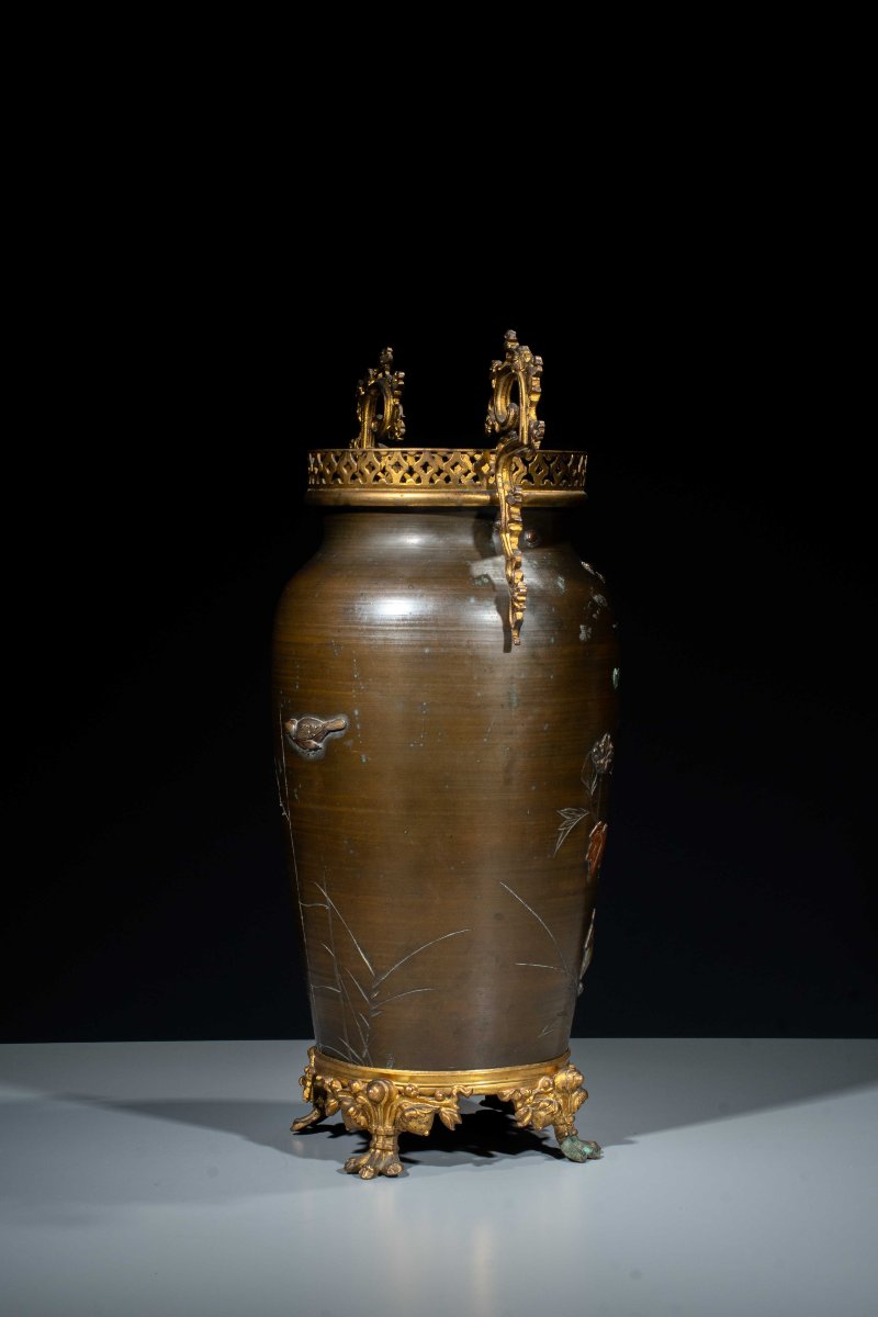 Vaso in bronzo con decorazioni floreali e passerotti in volo-photo-1