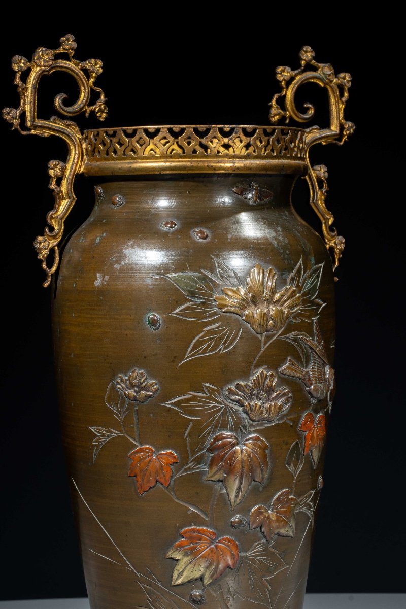 Vaso in bronzo con decorazioni floreali e passerotti in volo-photo-2