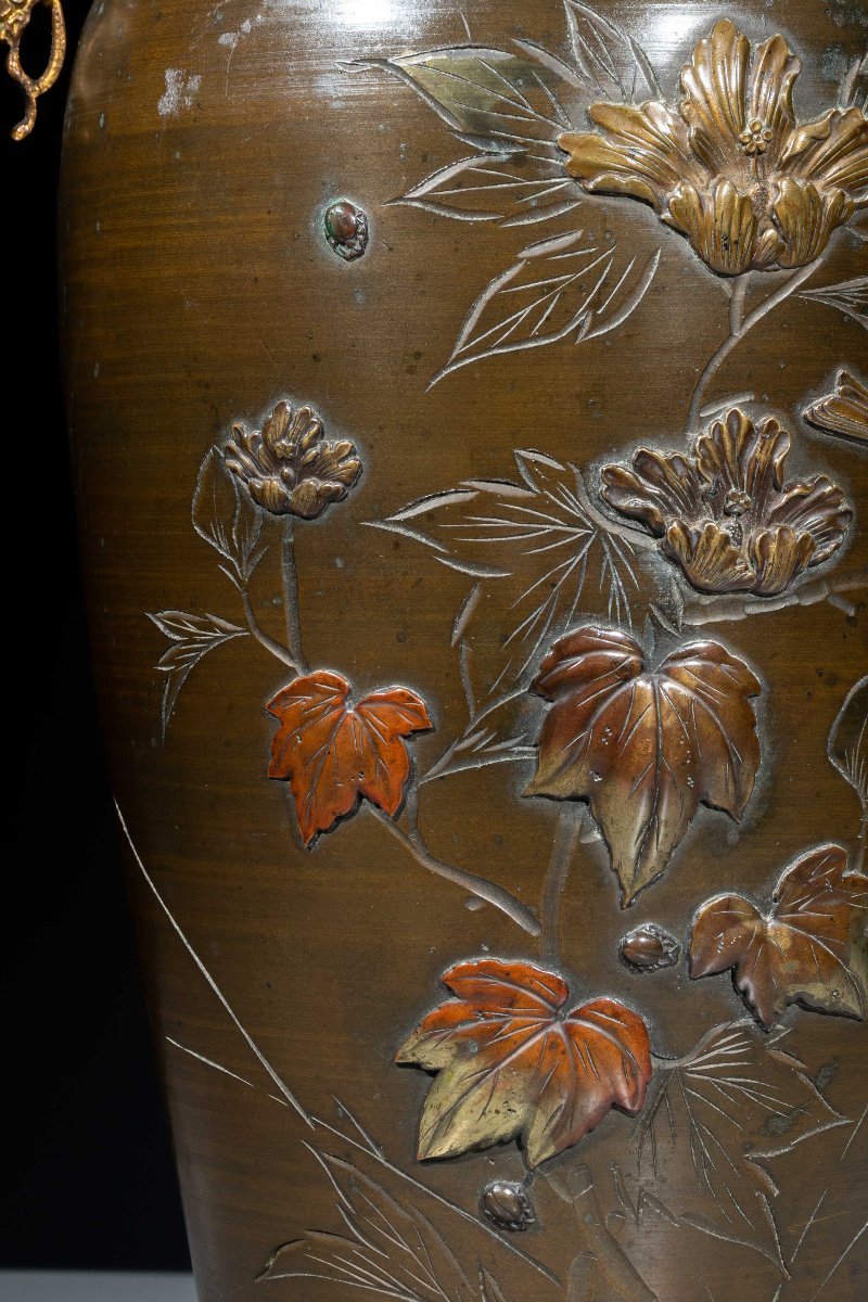 Vaso in bronzo con decorazioni floreali e passerotti in volo-photo-4
