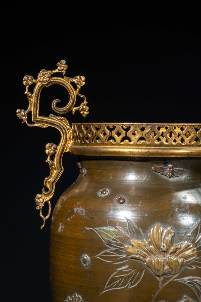 Vaso in bronzo con decorazioni floreali e passerotti in volo-photo-6