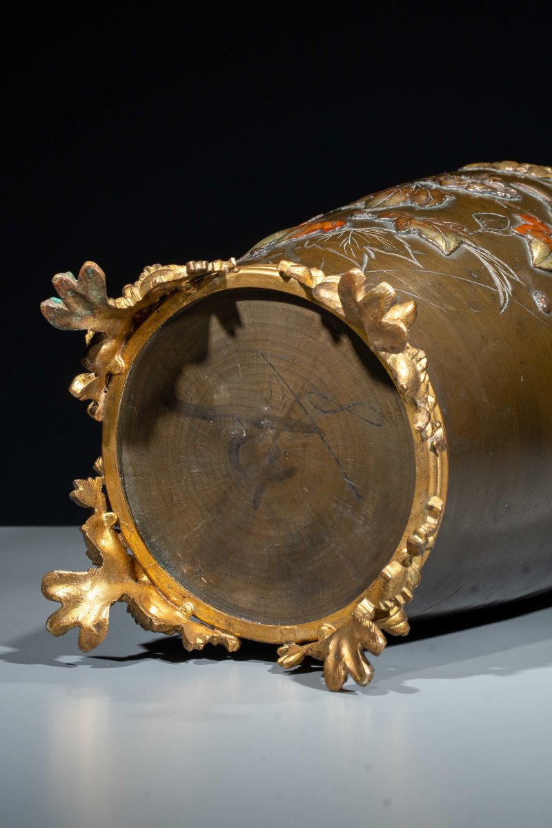 Vaso in bronzo con decorazioni floreali e passerotti in volo-photo-8