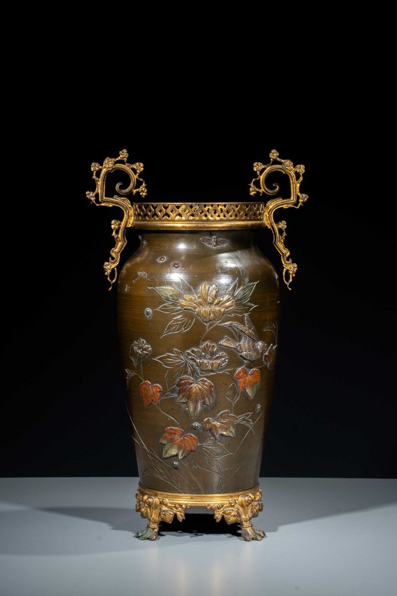 Vaso in bronzo con decorazioni floreali e passerotti in volo