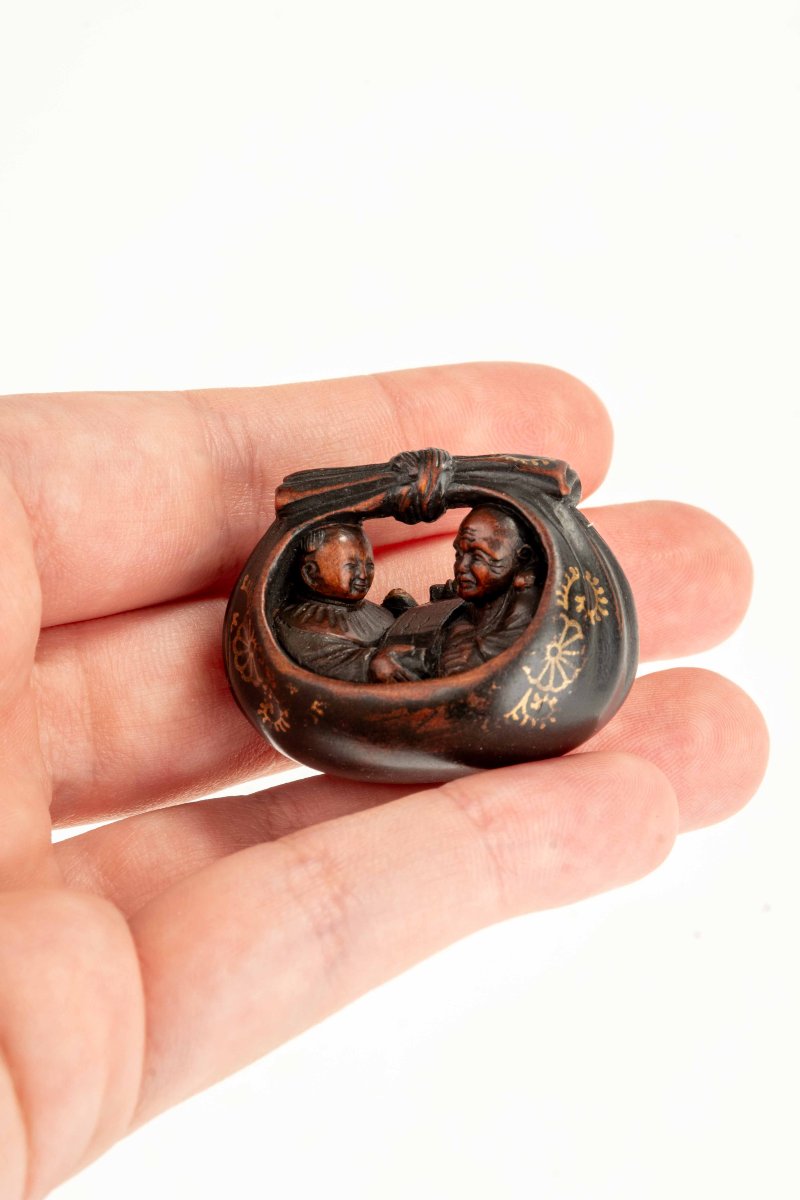 Netsuke in legno di bosso raffigurante Hotei e carako nel sacco-photo-3