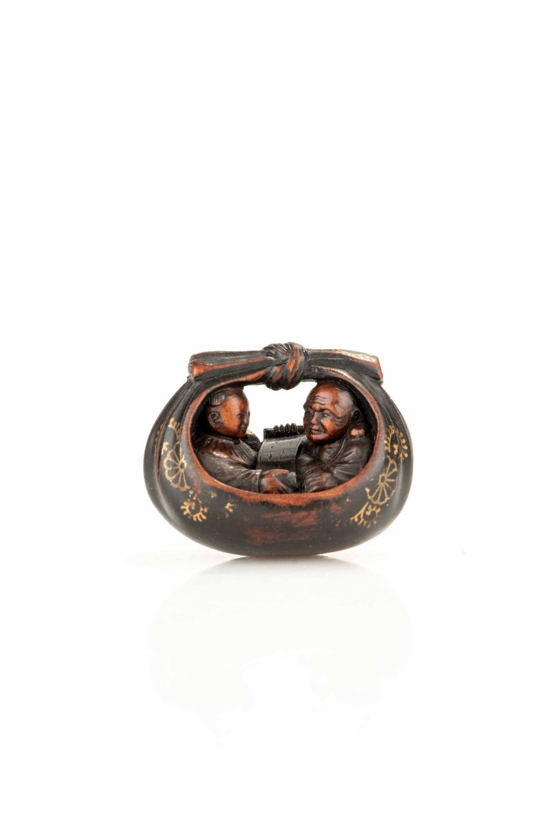 Netsuke in legno di bosso raffigurante Hotei e carako nel sacco