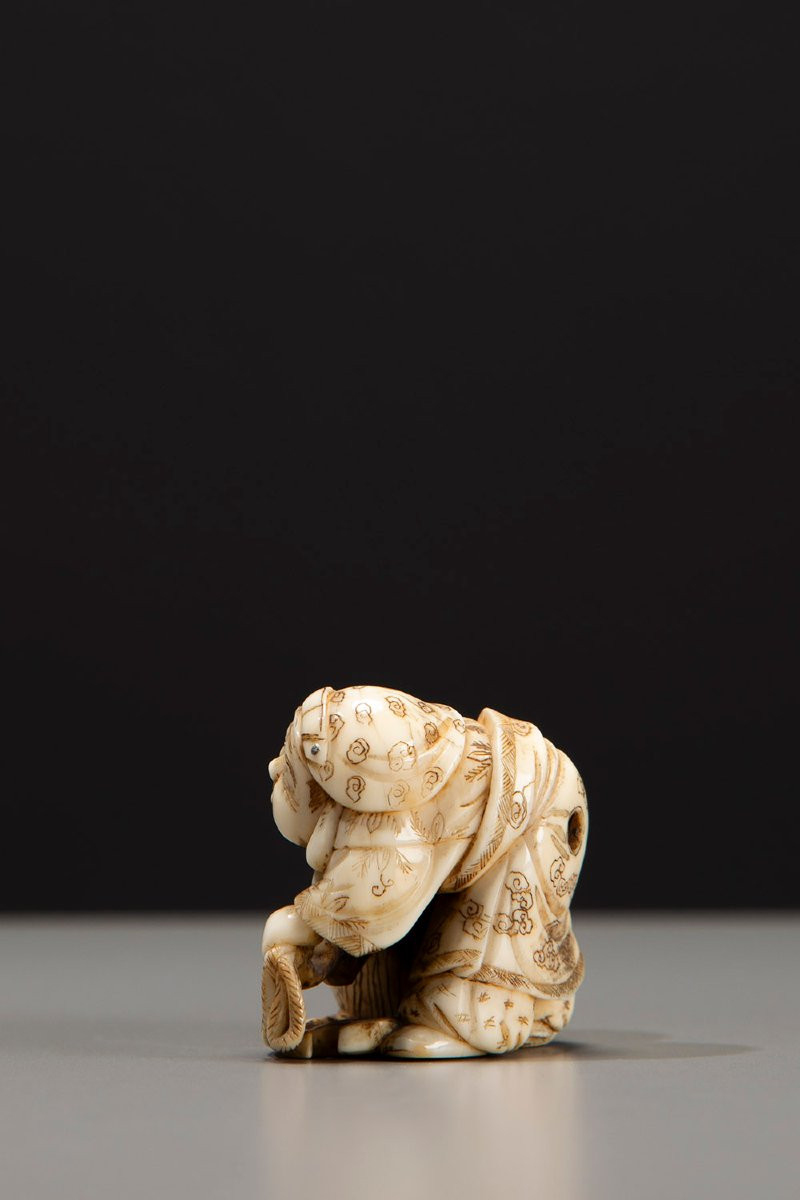 Netsuke in avorio raffigurante Daikoku con il suo caratteristico martello-photo-2