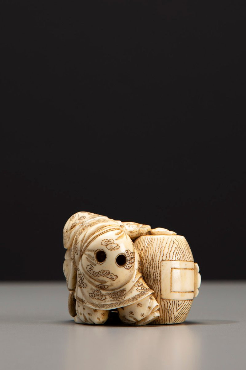 Netsuke in avorio raffigurante Daikoku con il suo caratteristico martello-photo-3