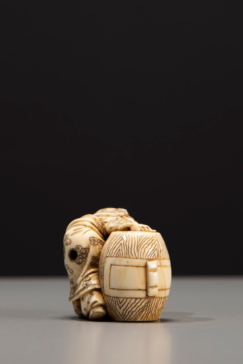 Netsuke in avorio raffigurante Daikoku con il suo caratteristico martello-photo-4