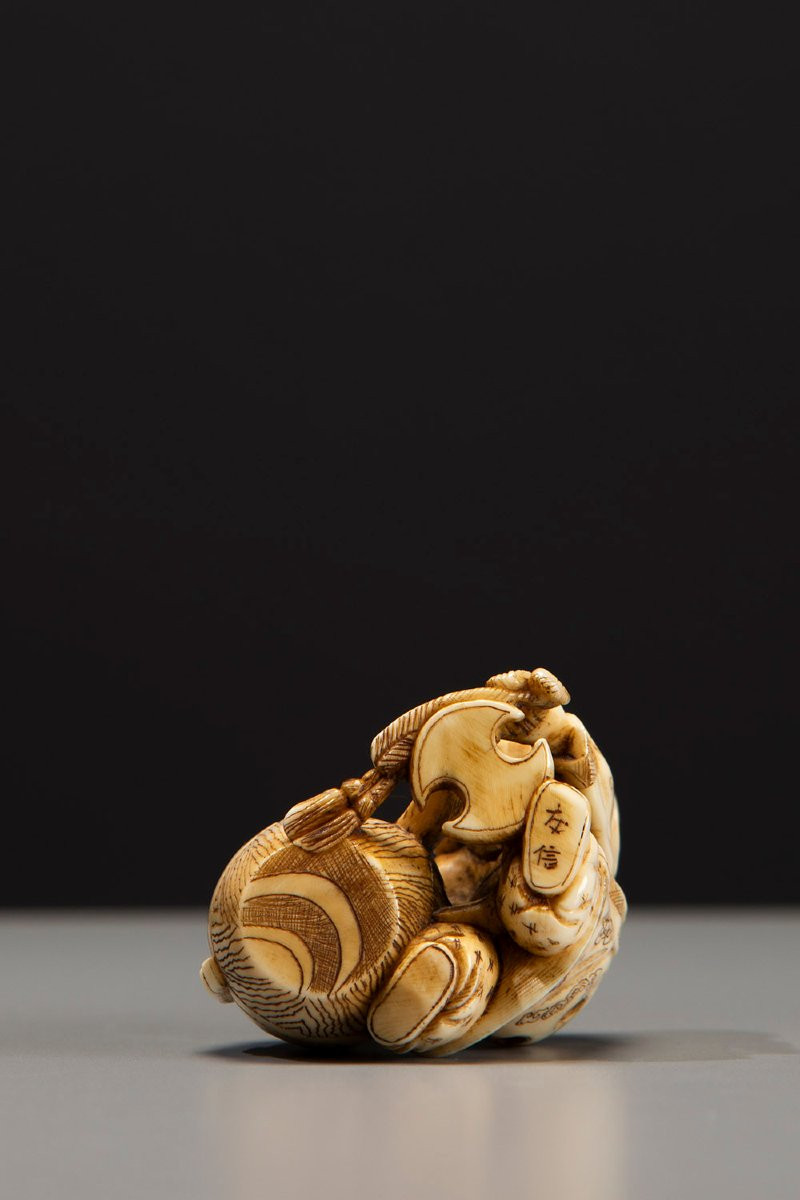 Netsuke in avorio raffigurante Daikoku con il suo caratteristico martello-photo-1