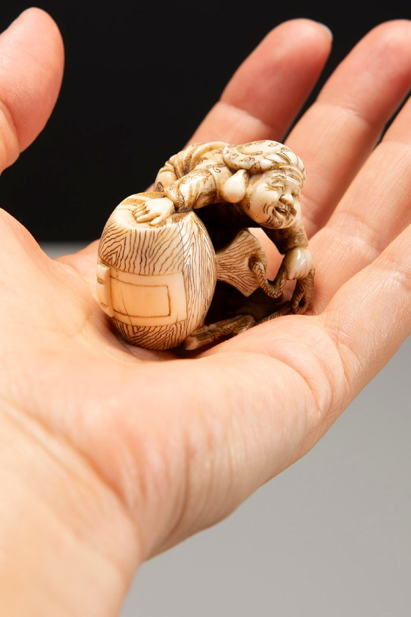Netsuke in avorio raffigurante Daikoku con il suo caratteristico martello-photo-2