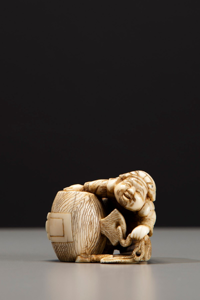 Netsuke in avorio raffigurante Daikoku con il suo caratteristico martello