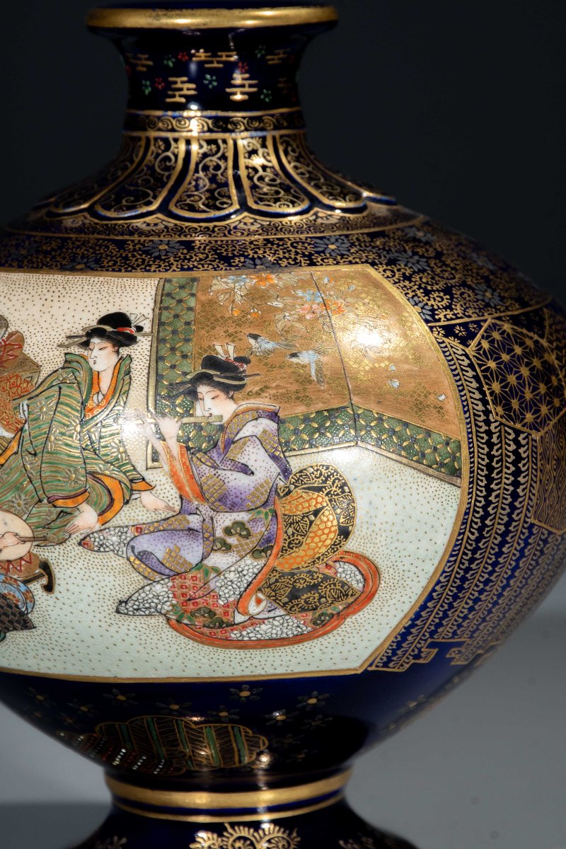 Vaso Satsuma su fondo blu cobalto raffigurante scene di corte, firmato Kinkozan-photo-4