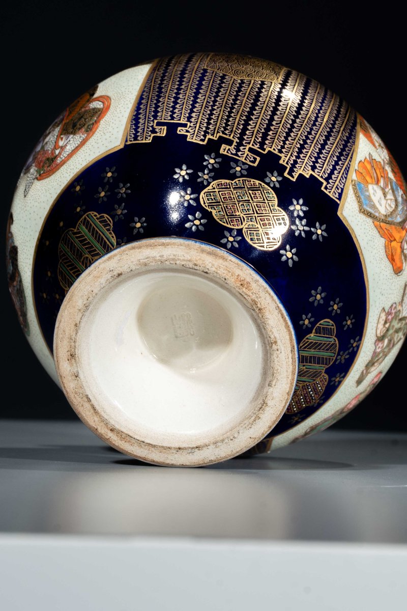 Vaso Satsuma su fondo blu cobalto raffigurante scene di corte, firmato Kinkozan-photo-5