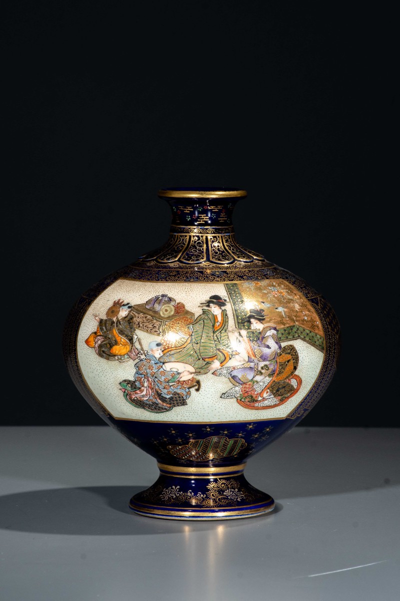 Vaso Satsuma su fondo blu cobalto raffigurante scene di corte, firmato Kinkozan