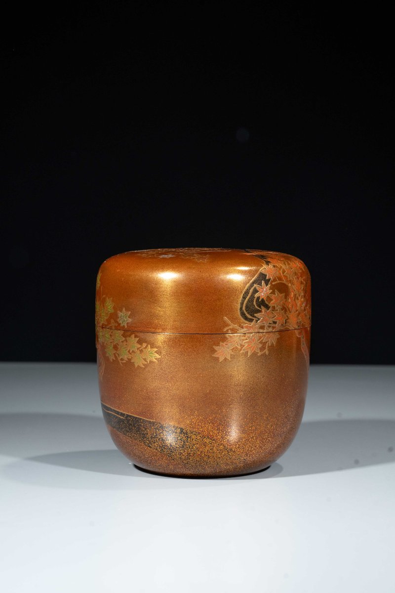 Natsume in lacca dorata con foglie d’acero e torrente-photo-2