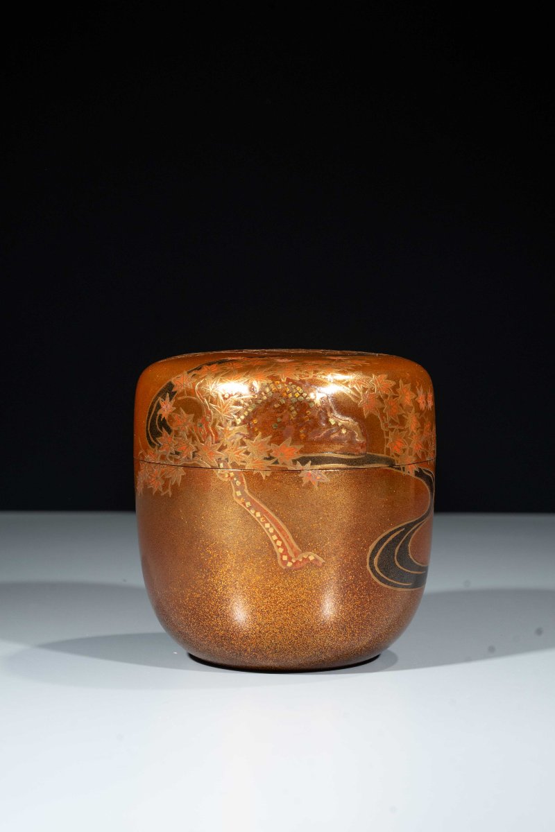 Natsume in lacca dorata con foglie d’acero e torrente-photo-3