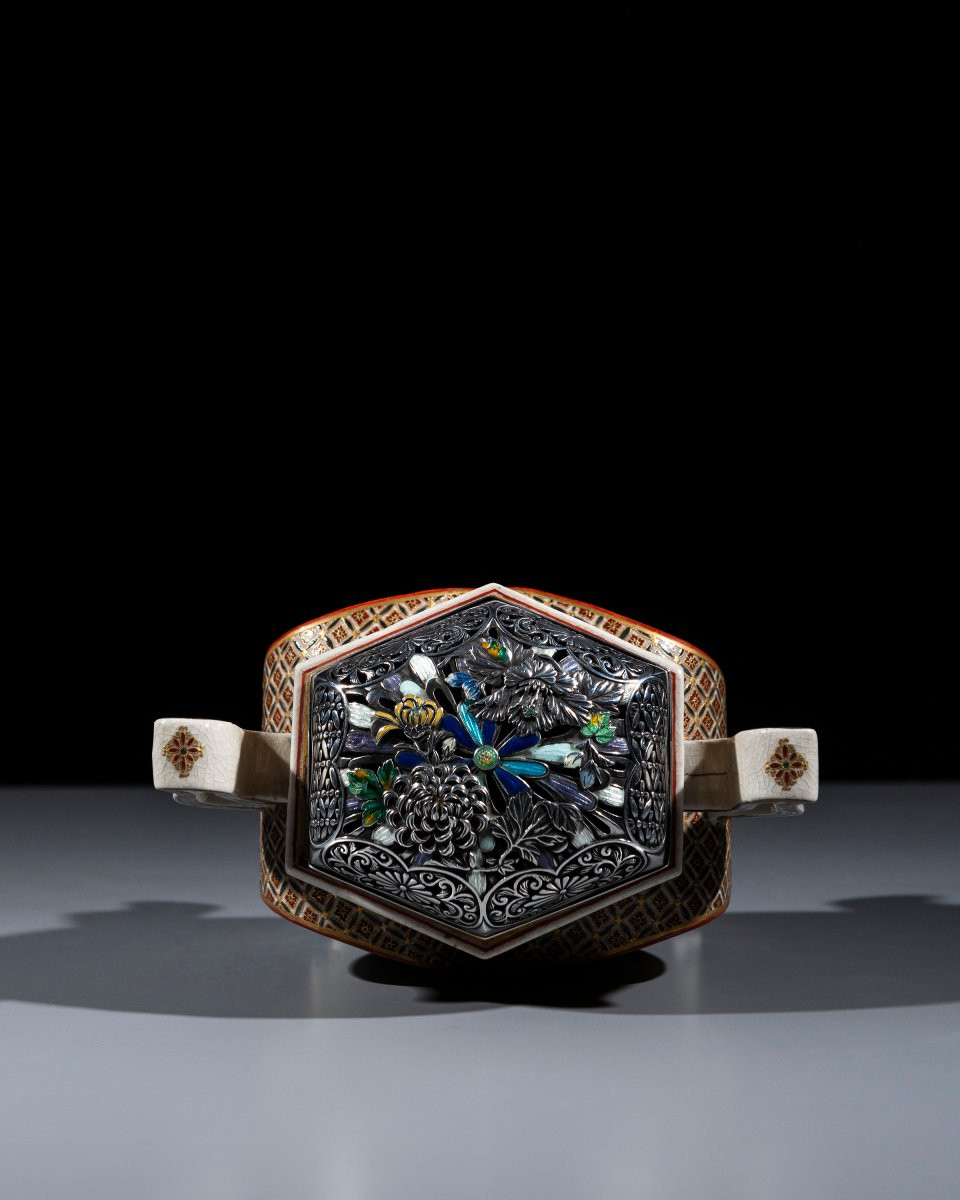 Koro Satsuma policromo con coperchio in argento traforato e smalti, firmato Ryokuzan-photo-2