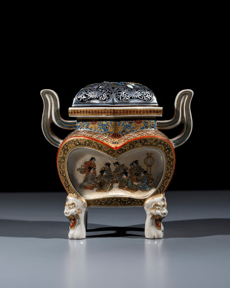 Koro Satsuma policromo con coperchio in argento traforato e smalti, firmato Ryokuzan