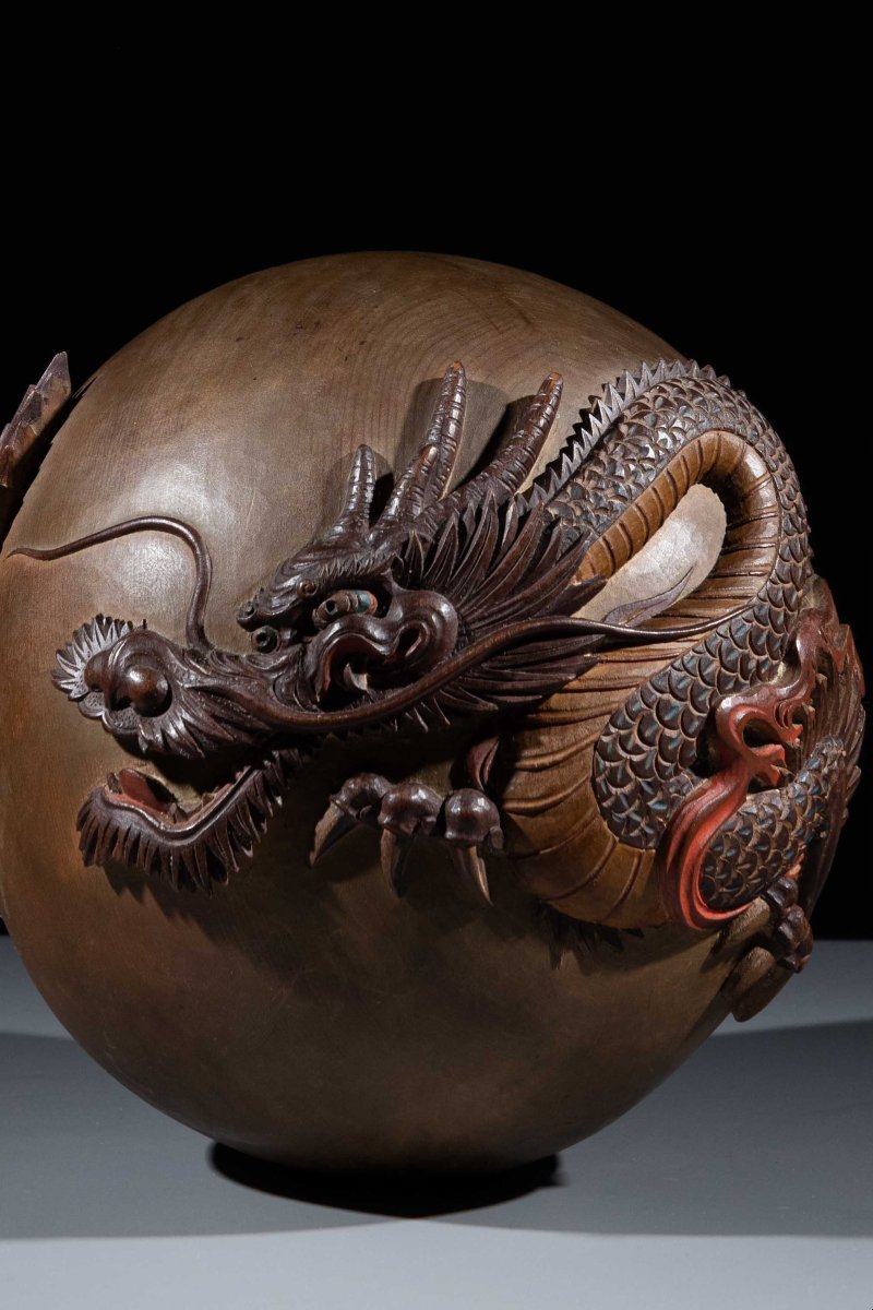 Scultura in legno a forma di sfera con drago scolpito a tutto tondo-photo-2