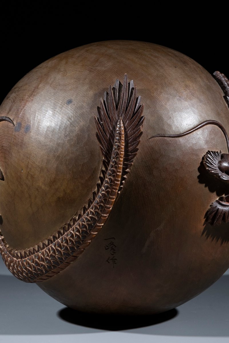 Scultura in legno a forma di sfera con drago scolpito a tutto tondo-photo-1