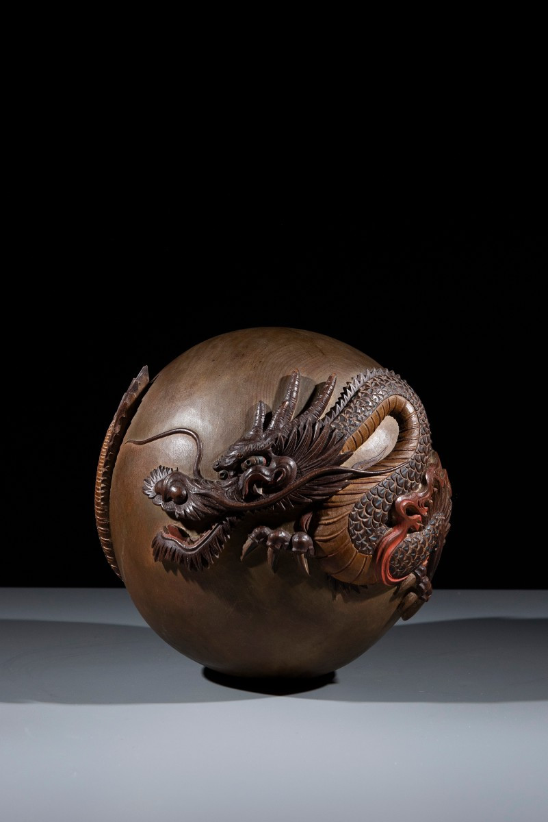 Scultura in legno a forma di sfera con drago scolpito a tutto tondo