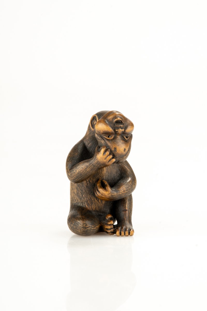 Netsuke in bosso raffigurante una scimmia con la maschera di Okame, firmato Shinzan-photo-3
