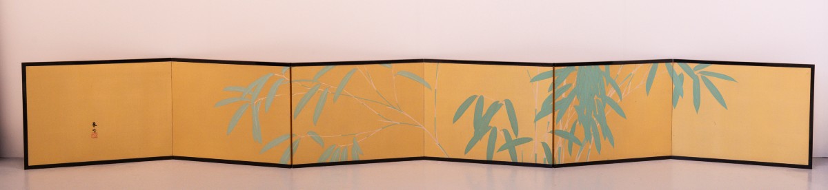 Coppia di paraventi pieghevoli giapponesi in seta a sei pannelli