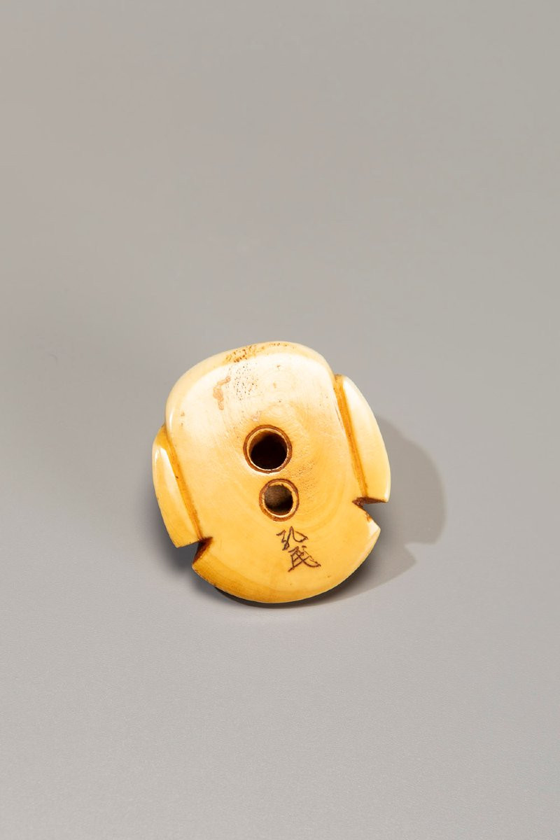Netsuke in avorio raffigurante Fukura Suzume, firmato Komin-photo-3
