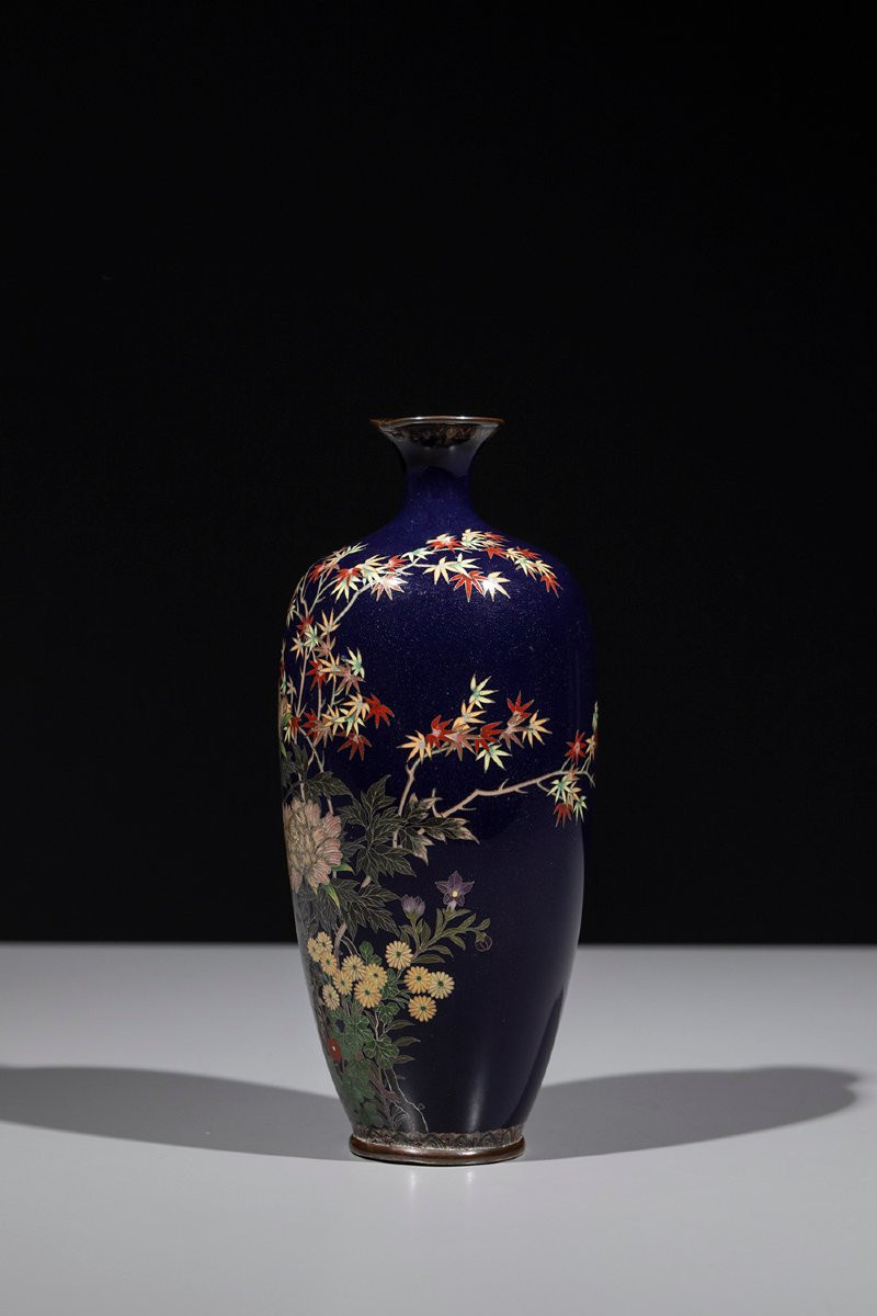 Vaso giapponese cloisonné decorato con un giardino di fiori e un acero-photo-2