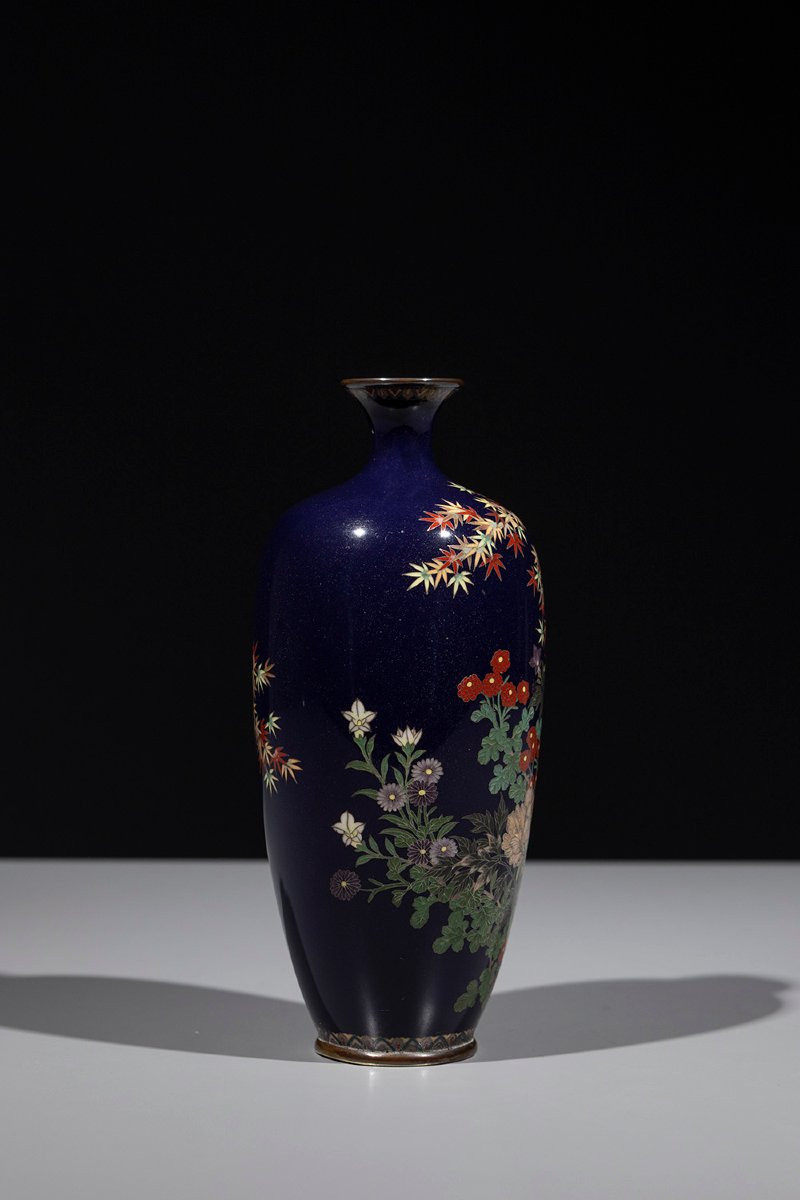 Vaso giapponese cloisonné decorato con un giardino di fiori e un acero-photo-4