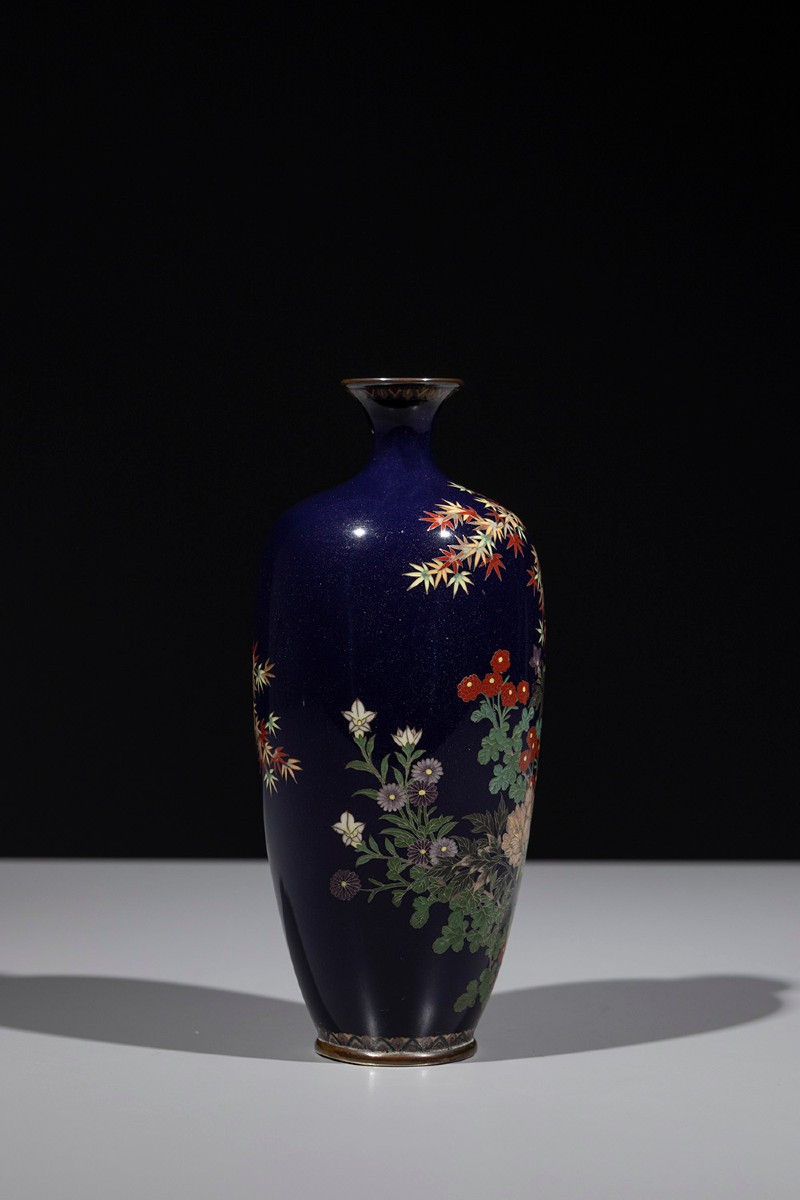 Vaso giapponese cloisonné decorato con un giardino di fiori e un acero-photo-4