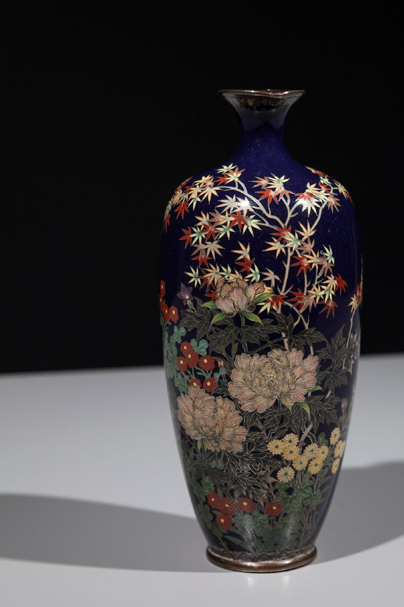 Vaso giapponese cloisonné decorato con un giardino di fiori e un acero-photo-2
