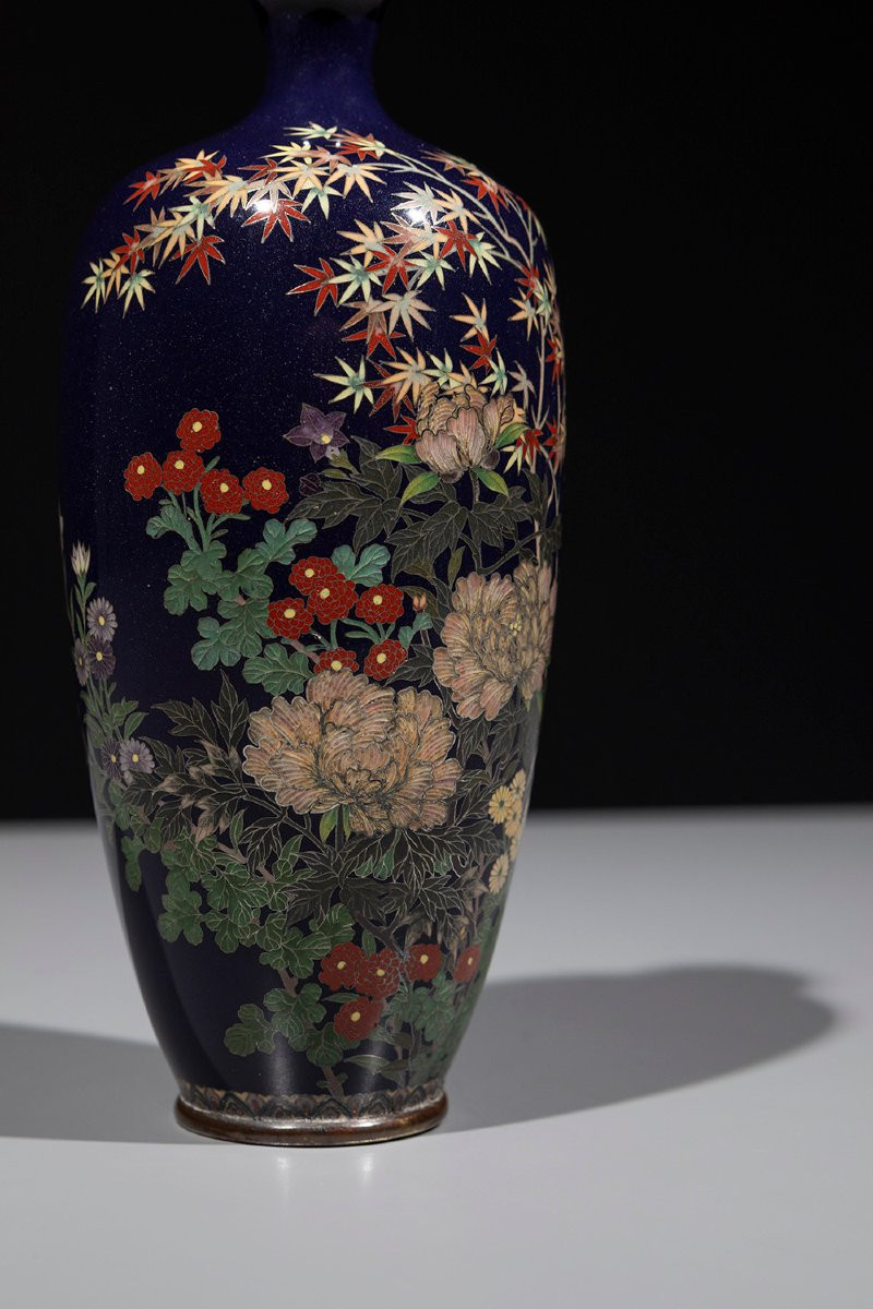 Vaso giapponese cloisonné decorato con un giardino di fiori e un acero-photo-3