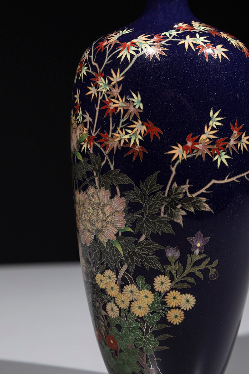 Vaso giapponese cloisonné decorato con un giardino di fiori e un acero-photo-6