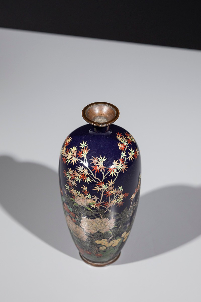 Vaso giapponese cloisonné decorato con un giardino di fiori e un acero-photo-2